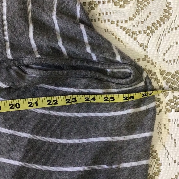 Bench gray with white stripe full length shrug oversized - Picture 5 of 9